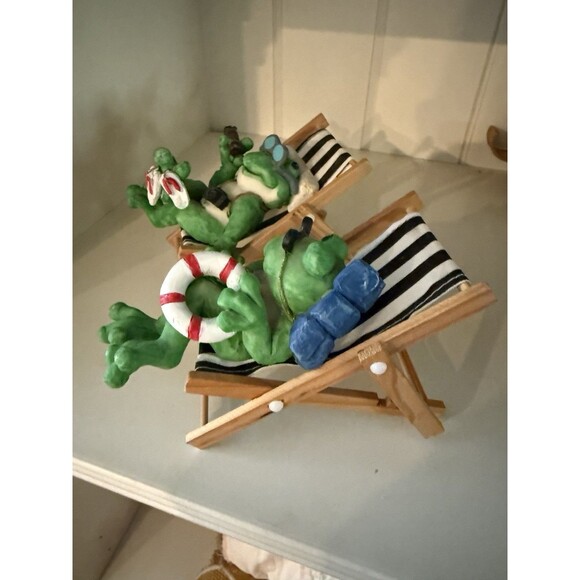 Frog Couple Lounging In Beach Chairs Anthropomorphic Summer Male Female Comical - Picture 4 of 5